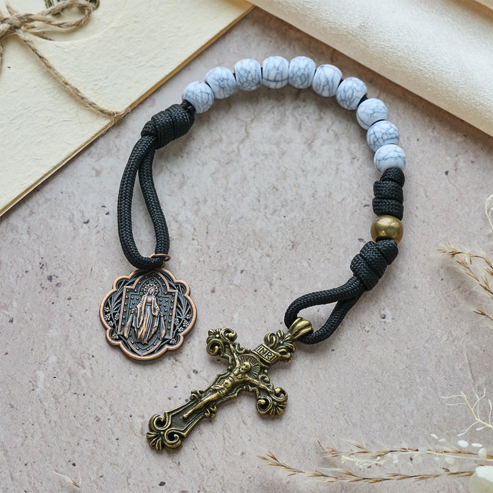 Rosario tascabile con perline screpolate bianche opache di Christianartworkshop e croce sacra in ottone - Rosario tascabile - image 0