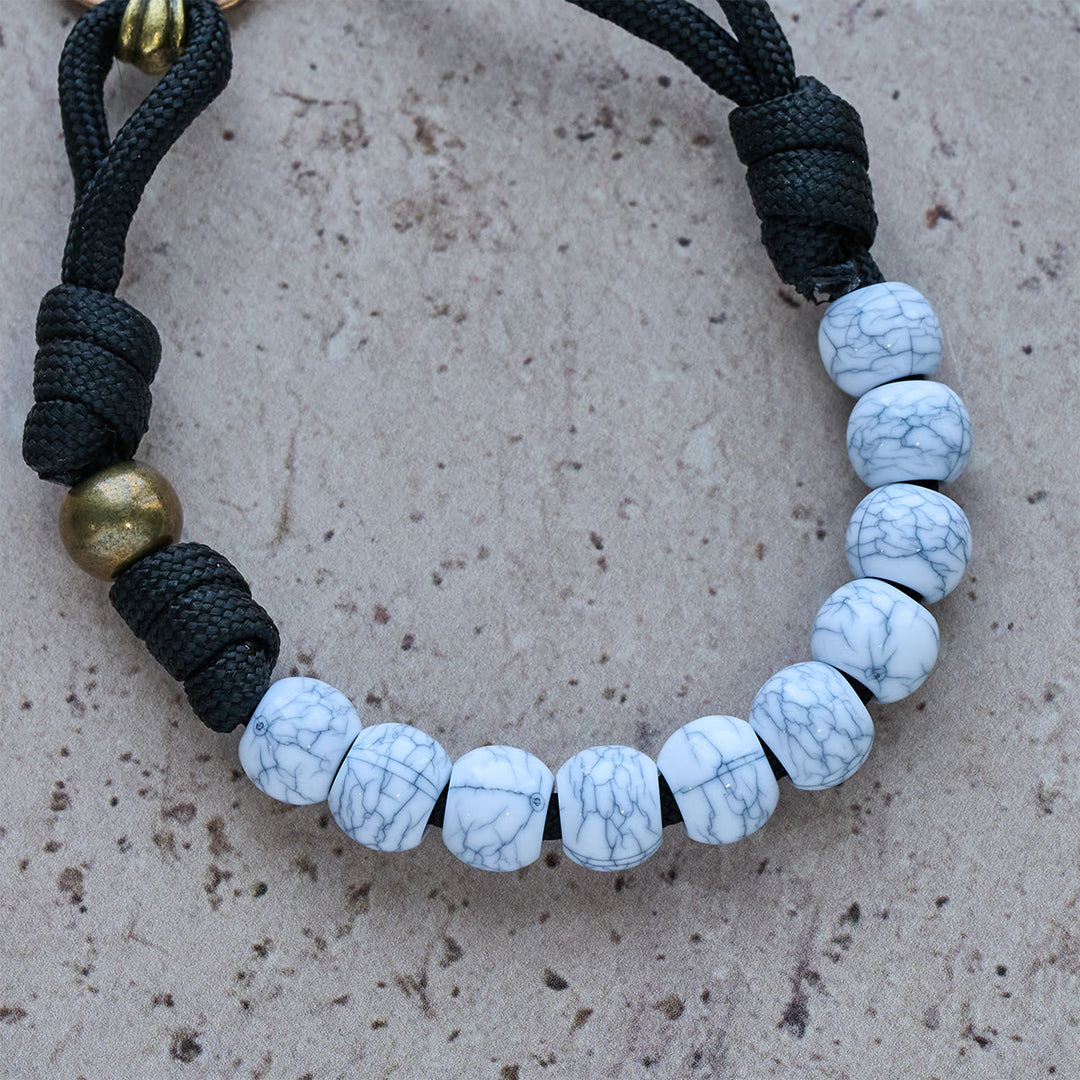 Rosario tascabile con perline screpolate bianche opache di Christianartworkshop e croce sacra in ottone - image 6