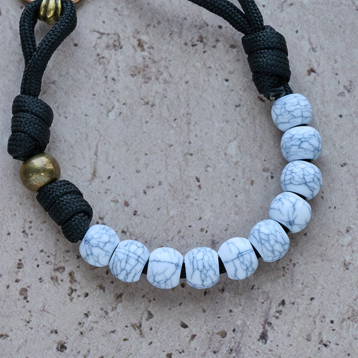 Rosario tascabile con perline screpolate bianche opache di Christianartworkshop e croce sacra in ottone - image 6