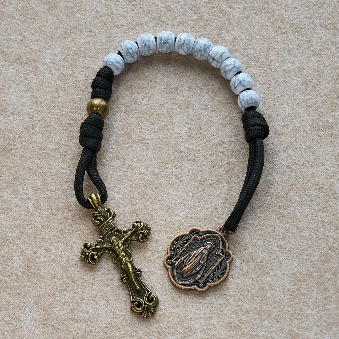 Rosario tascabile con perline screpolate bianche opache di Christianartworkshop e crocifisso in ottone decorato - image 14