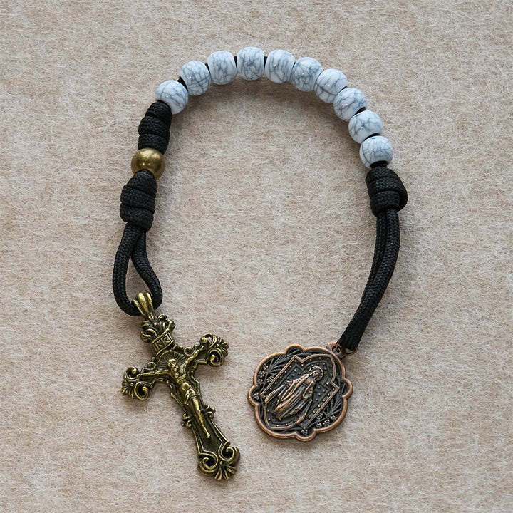 Rosario tascabile con perline screpolate bianche opache di Christianartworkshop e crocifisso in ottone decorato - image 14