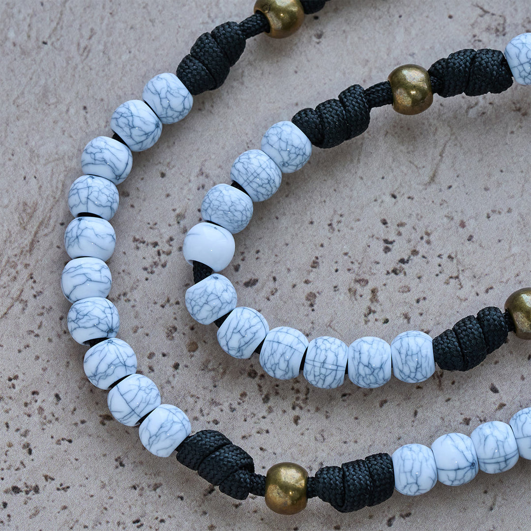 Rosario tascabile con perline screpolate bianche opache di Christianartworkshop e crocifisso in ottone decorato - image 7