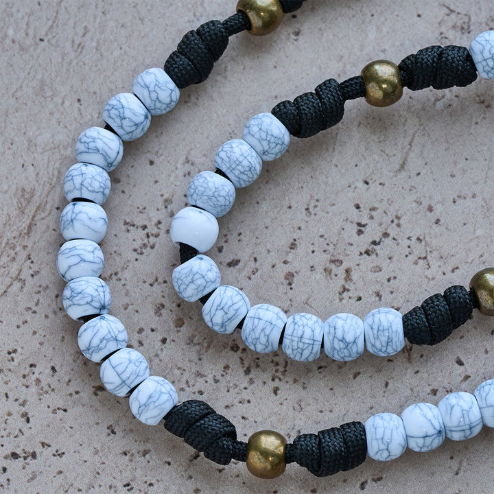 Rosario tascabile con perline screpolate bianche opache di Christianartworkshop e crocifisso in ottone decorato - image 7