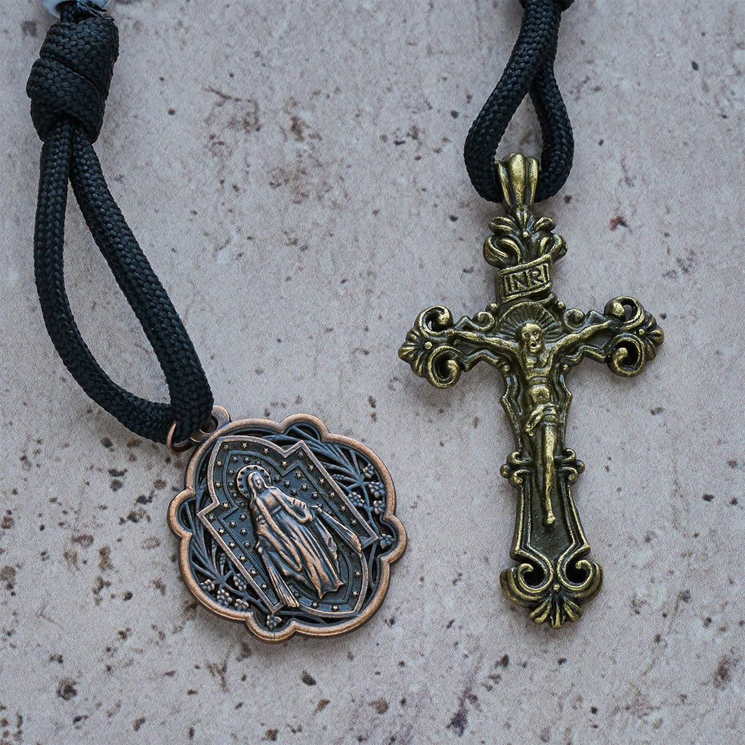 Rosario tascabile con perline screpolate bianche opache di Christianartworkshop e croce sacra in ottone - image 5