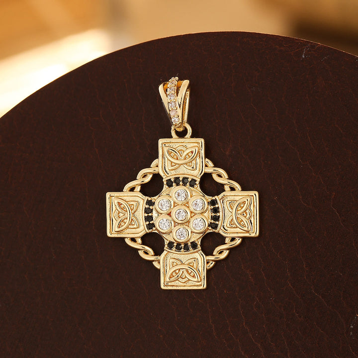 Serie di croci in rame multi-design di Christianartworkshop: diverse opzioni di stile per l'abbigliamento religioso - Nodo incrociato - D'oro - image 5