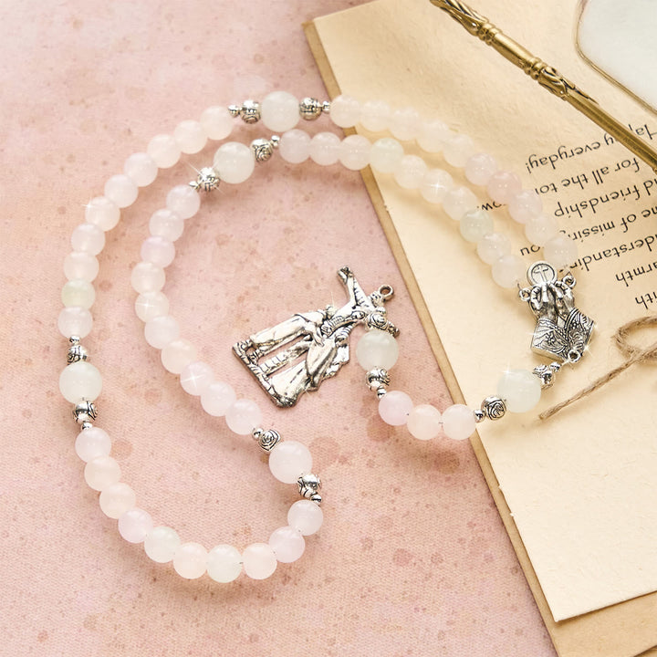 Rosario pastello con crocifisso e mani in preghiera che cambiano colore con luce UV di Christianartworkshop - image 9