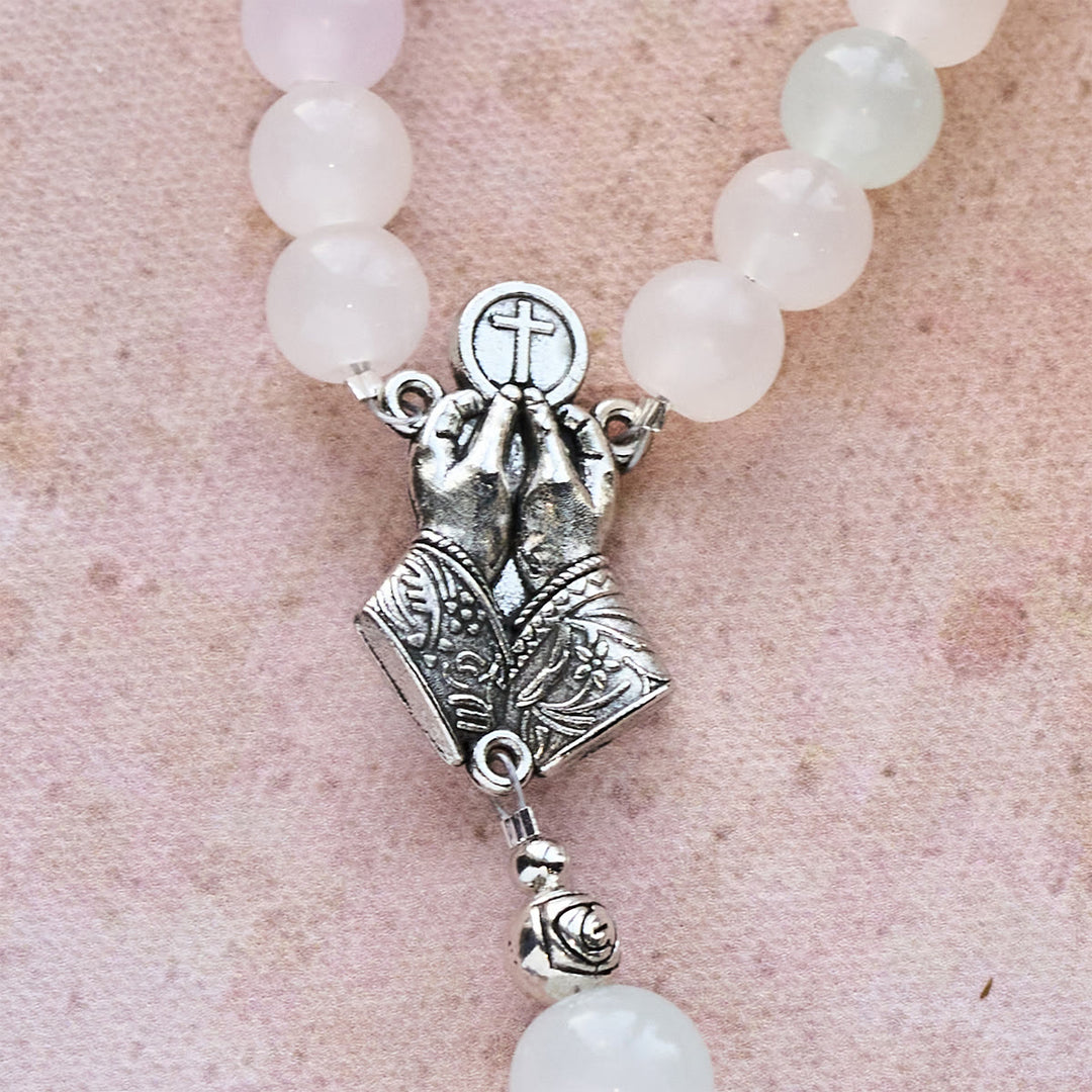 Rosario pastello con crocifisso e mani in preghiera che cambiano colore con luce UV di Christianartworkshop - image 10