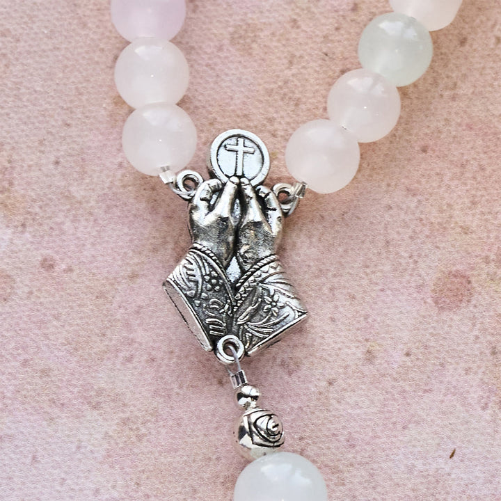 Rosario pastello con crocifisso e mani in preghiera che cambiano colore con luce UV di Christianartworkshop - image 10