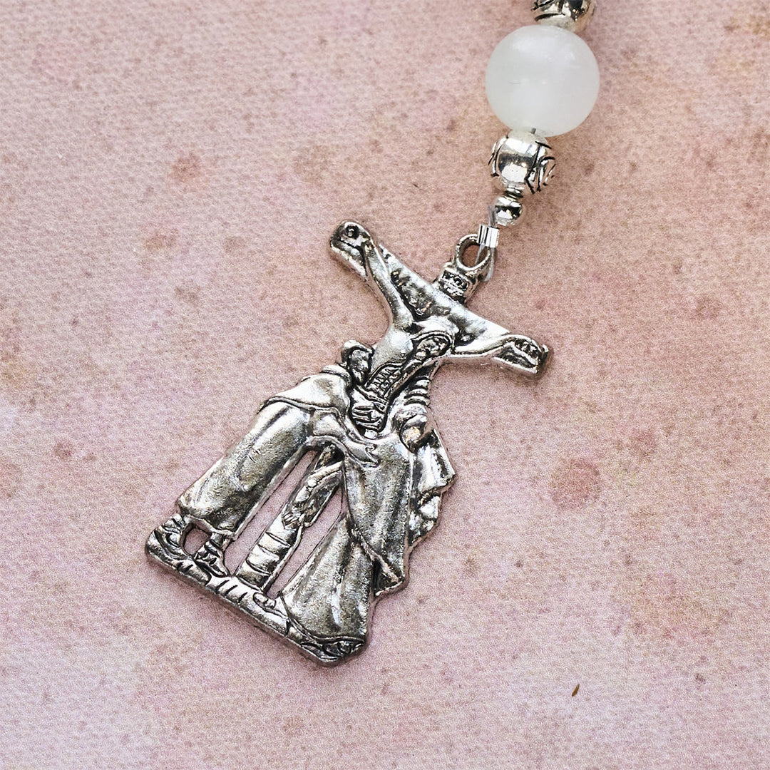 Rosario pastello con crocifisso e mani in preghiera che cambiano colore con luce UV di Christianartworkshop - image 13