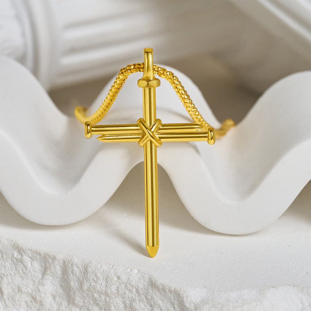 Collana con ciondolo a croce con chiodo a 3 colori di Christianartworkshop: un delicato promemoria di fede per la vita quotidiana - D'oro - image 0