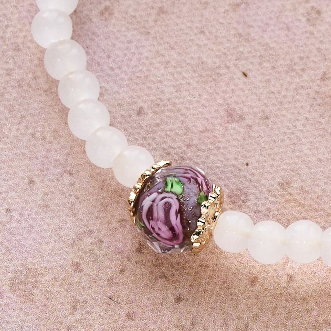 Bracciale rosario con filo di memoria con accenti floreali di Christianartworkshop: tenera devozione per i momenti quotidiani - image 3