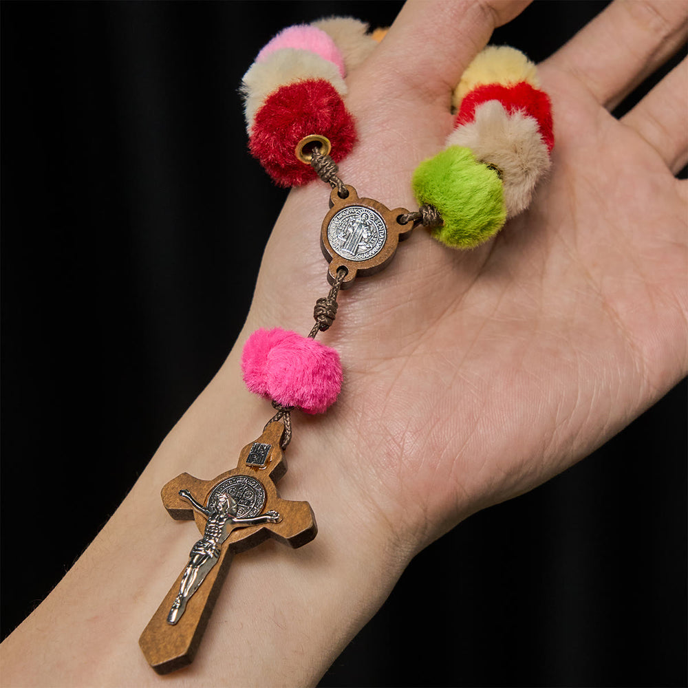 Christianartworkshop Rosario tascabile con pompon colorati e soffici: un dono di fede morbido e sentito - image 1