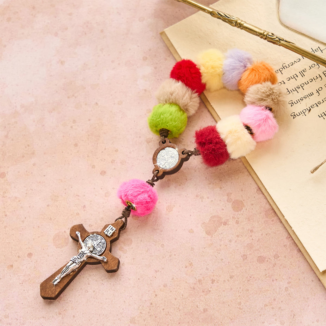 Christianartworkshop Rosario tascabile con pompon colorati e soffici: un dono di fede morbido e sentito - Perline soffici pompon - image 0