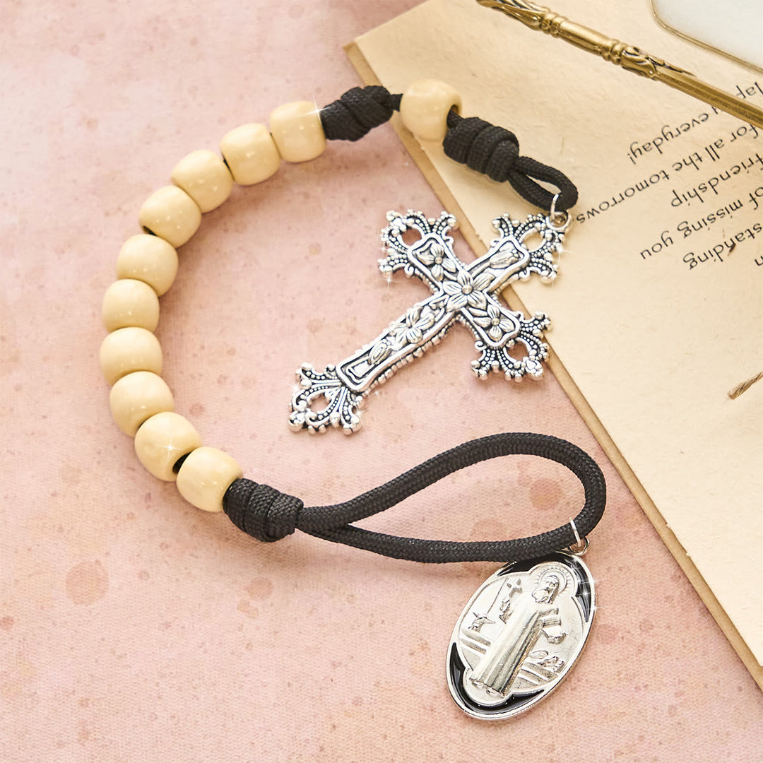 Rosario tascabile con perline di legno di Christianartworkshop con protezione di San Benedetto - image 2