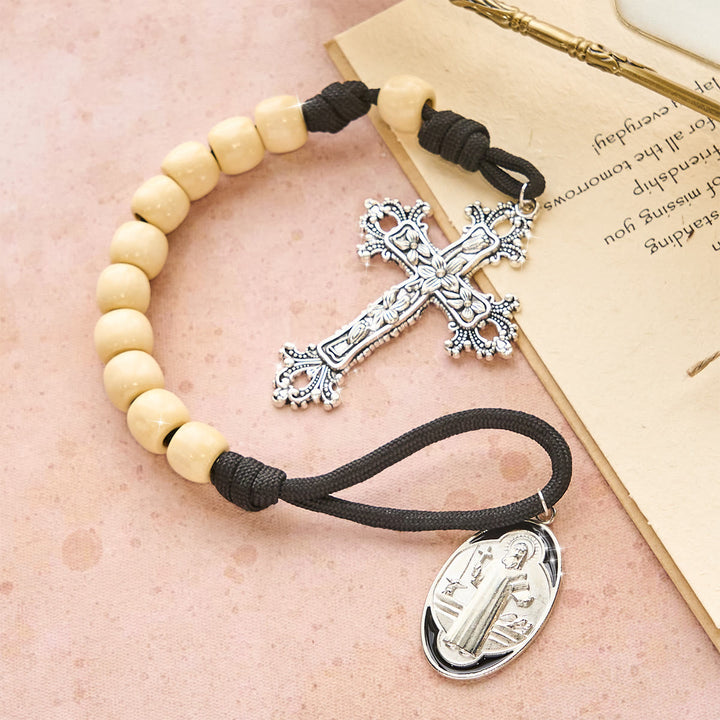 Rosario tascabile con perline di legno di Christianartworkshop con protezione di San Benedetto - image 2