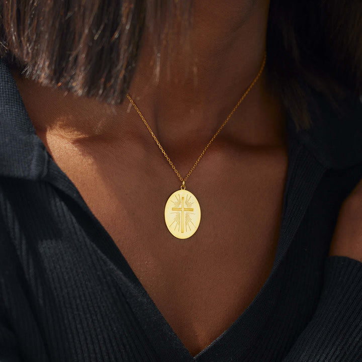 Collana con disco a croce radiante di Christianartworkshop: simbolo di fede indossabile da portare quotidianamente - image 2