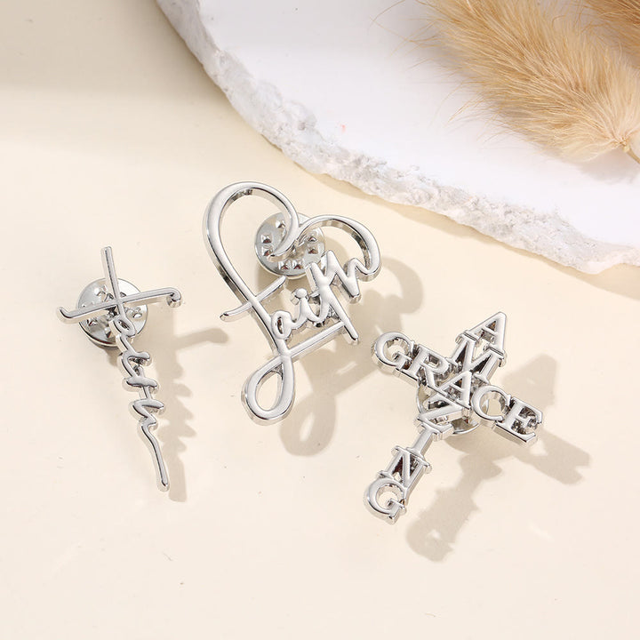 Spilla da bavero con croce e frase di Christianartworkshop: simbolo di fede divina per l'abbigliamento - image 1