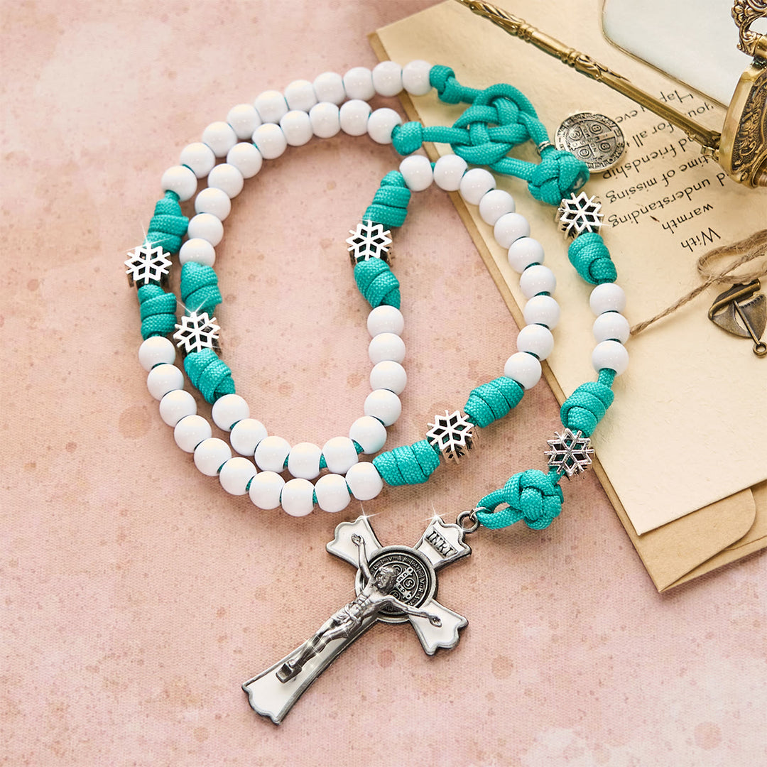 Rosario in paracord con perline bianche invernali di Christianartworkshop: accenti di fiocchi di neve e crocifisso del Sacro Cristo - image 4