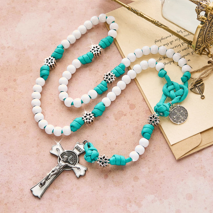 Rosario in paracord con perline bianche invernali di Christianartworkshop: accenti di fiocchi di neve e crocifisso del Sacro Cristo - image 5