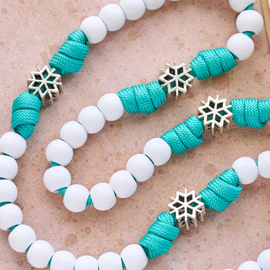 Rosario in paracord con perline bianche invernali di Christianartworkshop: accenti di fiocchi di neve e crocifisso del Sacro Cristo - image 6