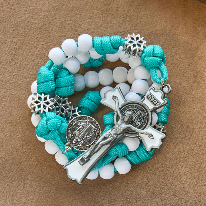 Rosario in paracord con perline bianche invernali di Christianartworkshop: accenti di fiocchi di neve e crocifisso del Sacro Cristo - image 7