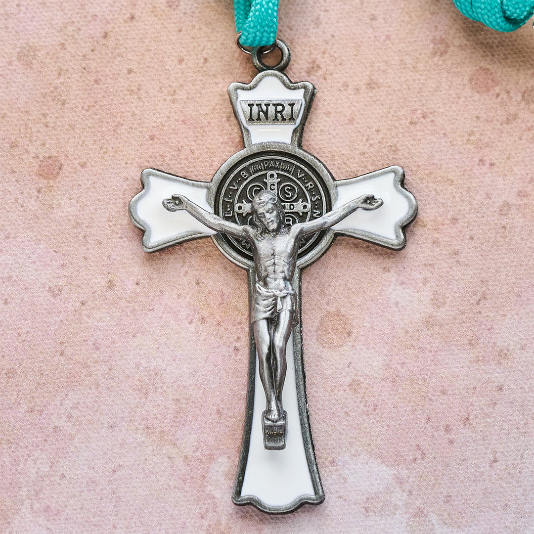 Rosario in paracord con perline bianche invernali di Christianartworkshop: accenti di fiocchi di neve e crocifisso del Sacro Cristo - image 8