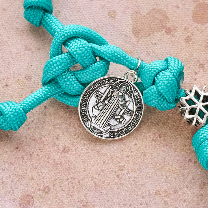 Rosario in paracord con perline bianche invernali di Christianartworkshop: accenti di fiocchi di neve e crocifisso del Sacro Cristo - image 9