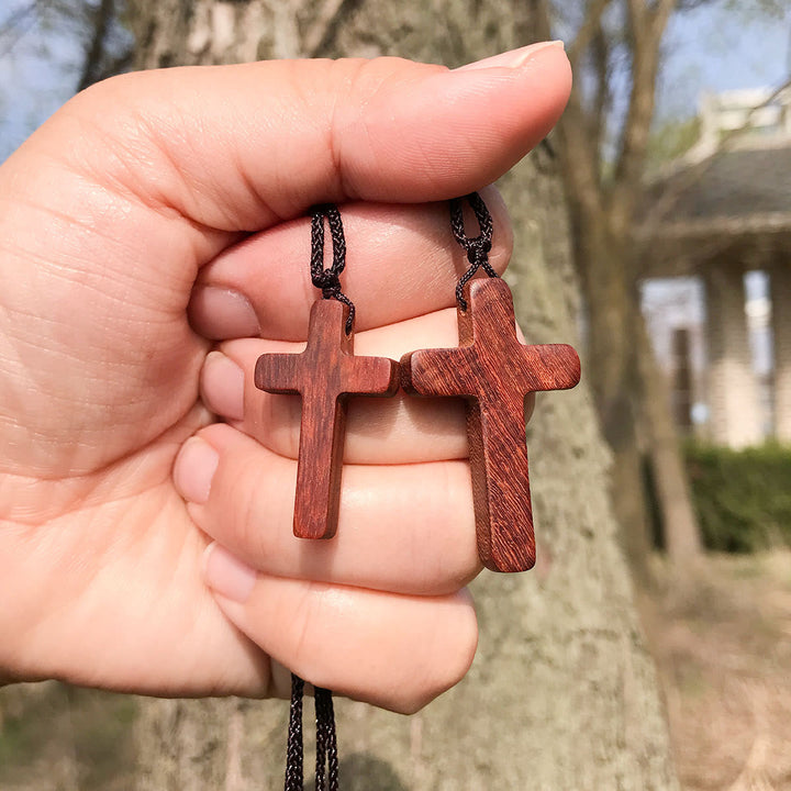Collana con croce in legno di sandalo rosso realizzata a mano da Christianartworkshop: semplice devozione, da indossare tutti i giorni - image 0