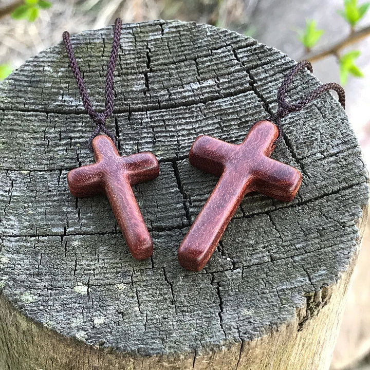 Collana con croce in legno di sandalo rosso realizzata a mano da Christianartworkshop: semplice devozione, da indossare tutti i giorni - image 5