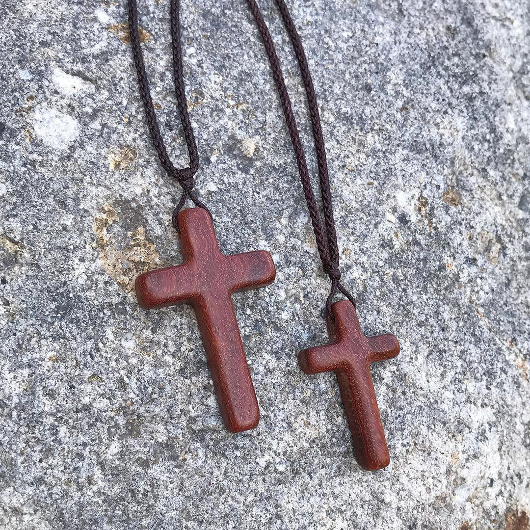 Collana con croce in legno di sandalo rosso realizzata a mano da Christianartworkshop: semplice devozione, da indossare tutti i giorni - image 4