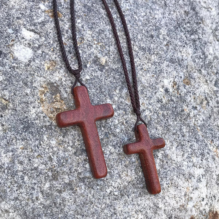 Collana con croce in legno di sandalo rosso realizzata a mano da Christianartworkshop: semplice devozione, da indossare tutti i giorni - image 4