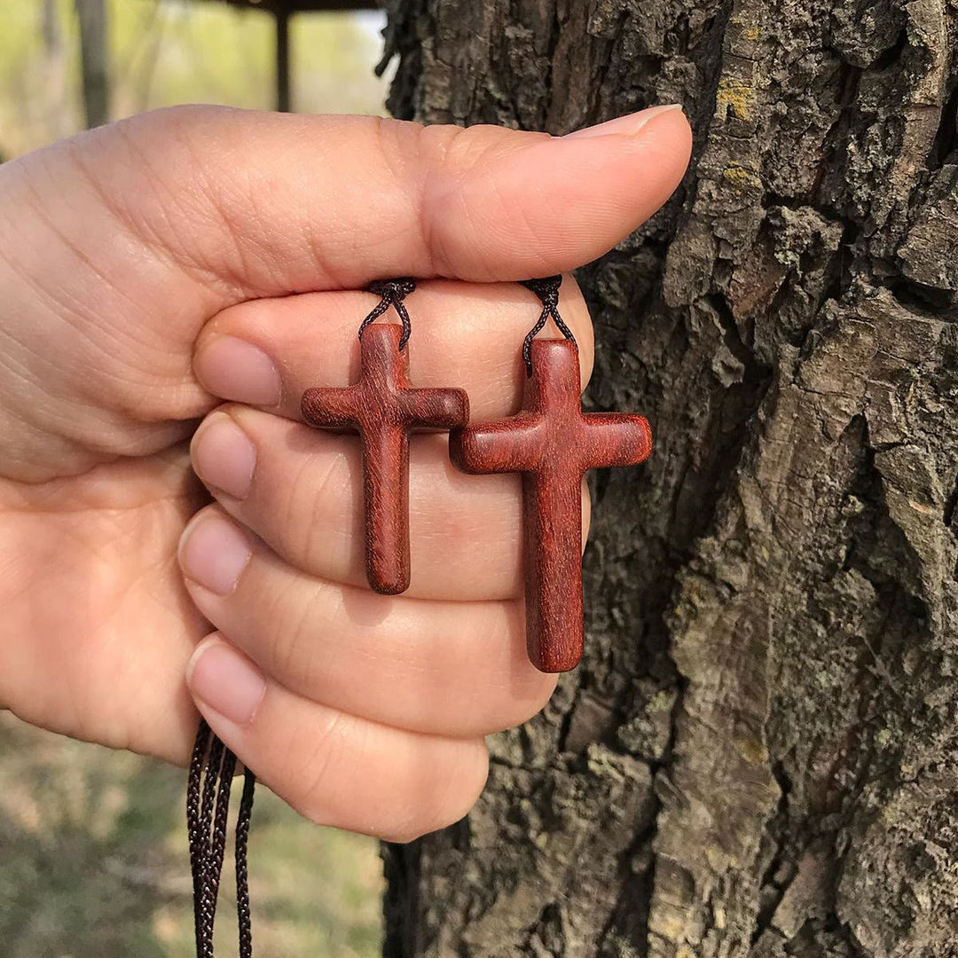 Collana con croce in legno di sandalo rosso realizzata a mano da Christianartworkshop: semplice devozione, da indossare tutti i giorni - image 3