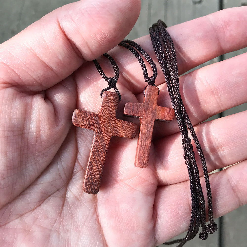 Collana con croce in legno di sandalo rosso realizzata a mano da Christianartworkshop: semplice devozione, da indossare tutti i giorni - image 1