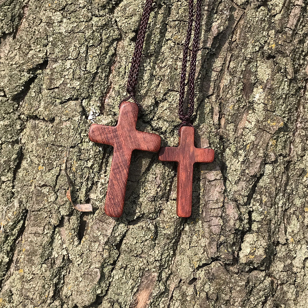 Collana con croce in legno di sandalo rosso realizzata a mano da Christianartworkshop: semplice devozione, da indossare tutti i giorni - image 2