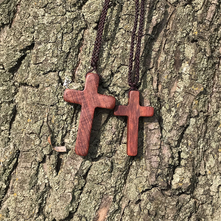 Collana con croce in legno di sandalo rosso realizzata a mano da Christianartworkshop: semplice devozione, da indossare tutti i giorni - image 2