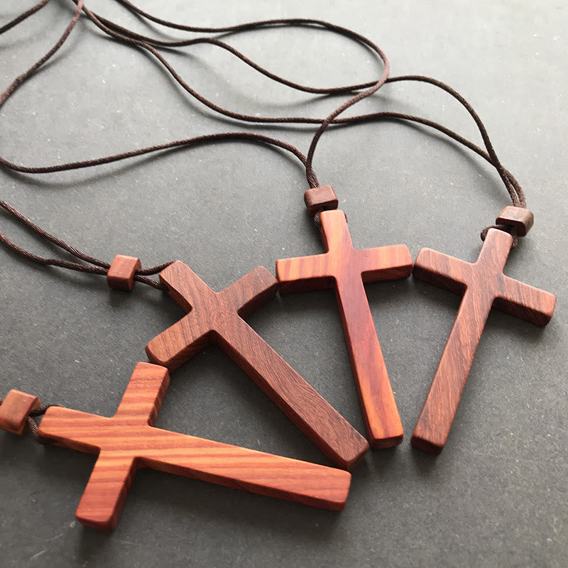 Collana con croce in legno di sandalo rosso e verde di Christianartworkshop — Simbolo di benedizione con venature naturali - image 4