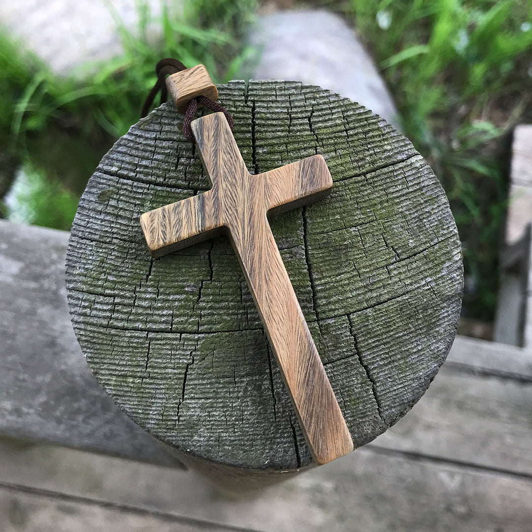 Collana con croce in legno di sandalo rosso e verde di Christianartworkshop — Simbolo di benedizione con venature naturali - image 2