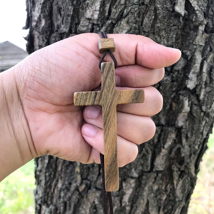 Collana con croce in legno di sandalo rosso e verde di Christianartworkshop — Simbolo di benedizione con venature naturali - Verde - image 0