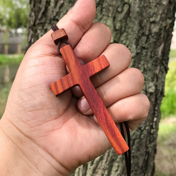 Collana con croce in legno di sandalo rosso e verde di Christianartworkshop — Simbolo di benedizione con venature naturali - Rosso - image 3