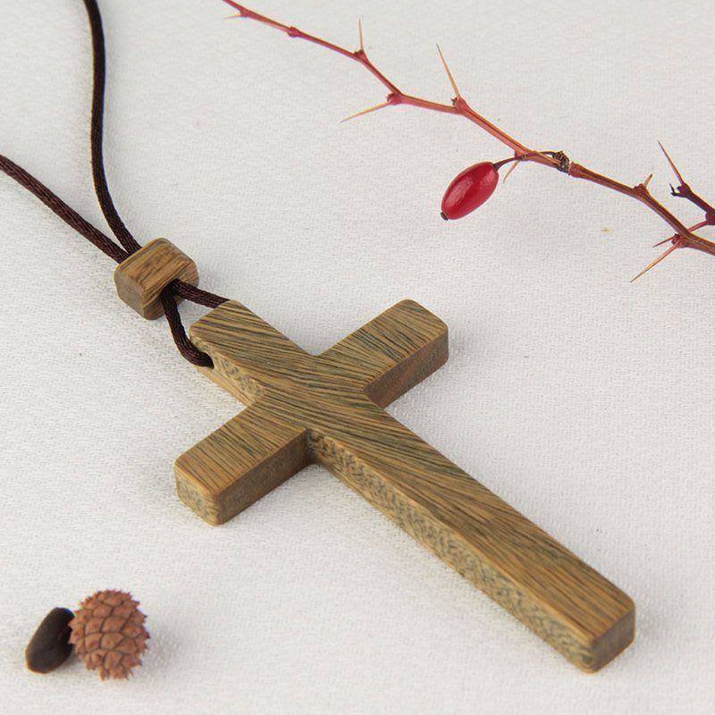 Collana con croce in legno di sandalo rosso e verde di Christianartworkshop — Simbolo di benedizione con venature naturali - image 1