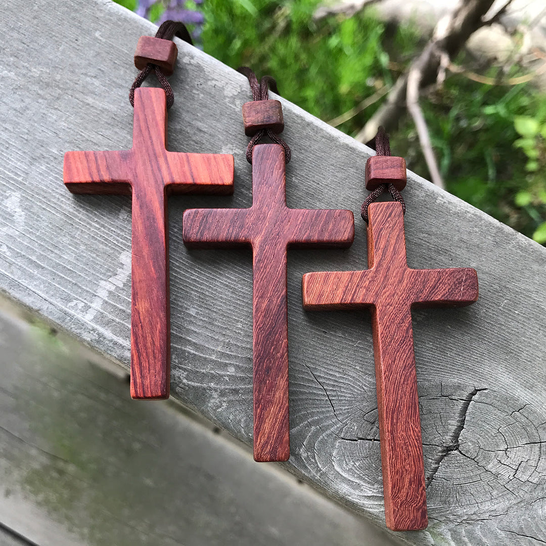 Collana con croce in legno di sandalo rosso e verde di Christianartworkshop — Simbolo di benedizione con venature naturali - image 5