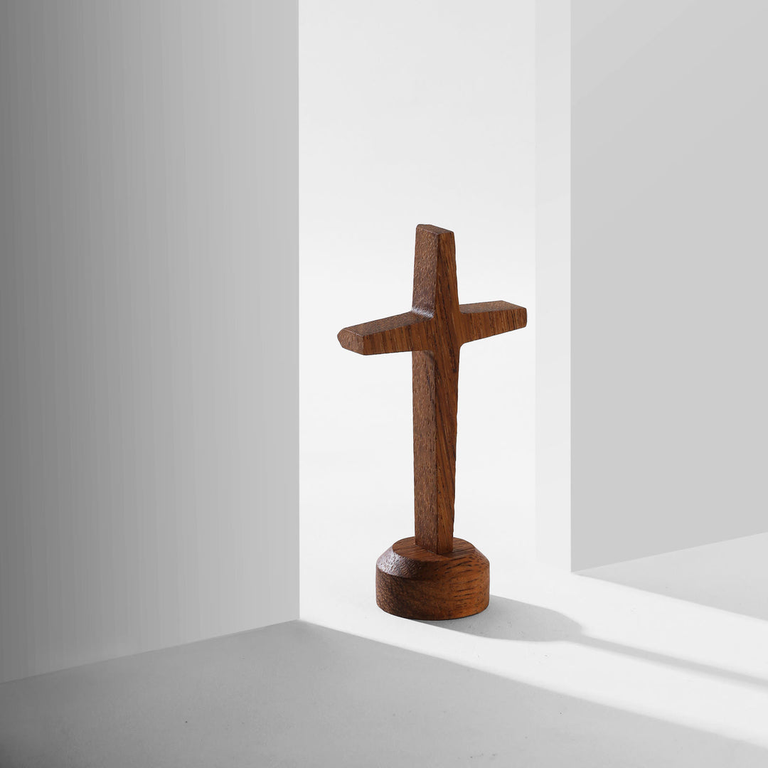 Christianartworkshop Croce Merbau rustico-moderna su supporto: un simbolo silenzioso di benedizione - image 1