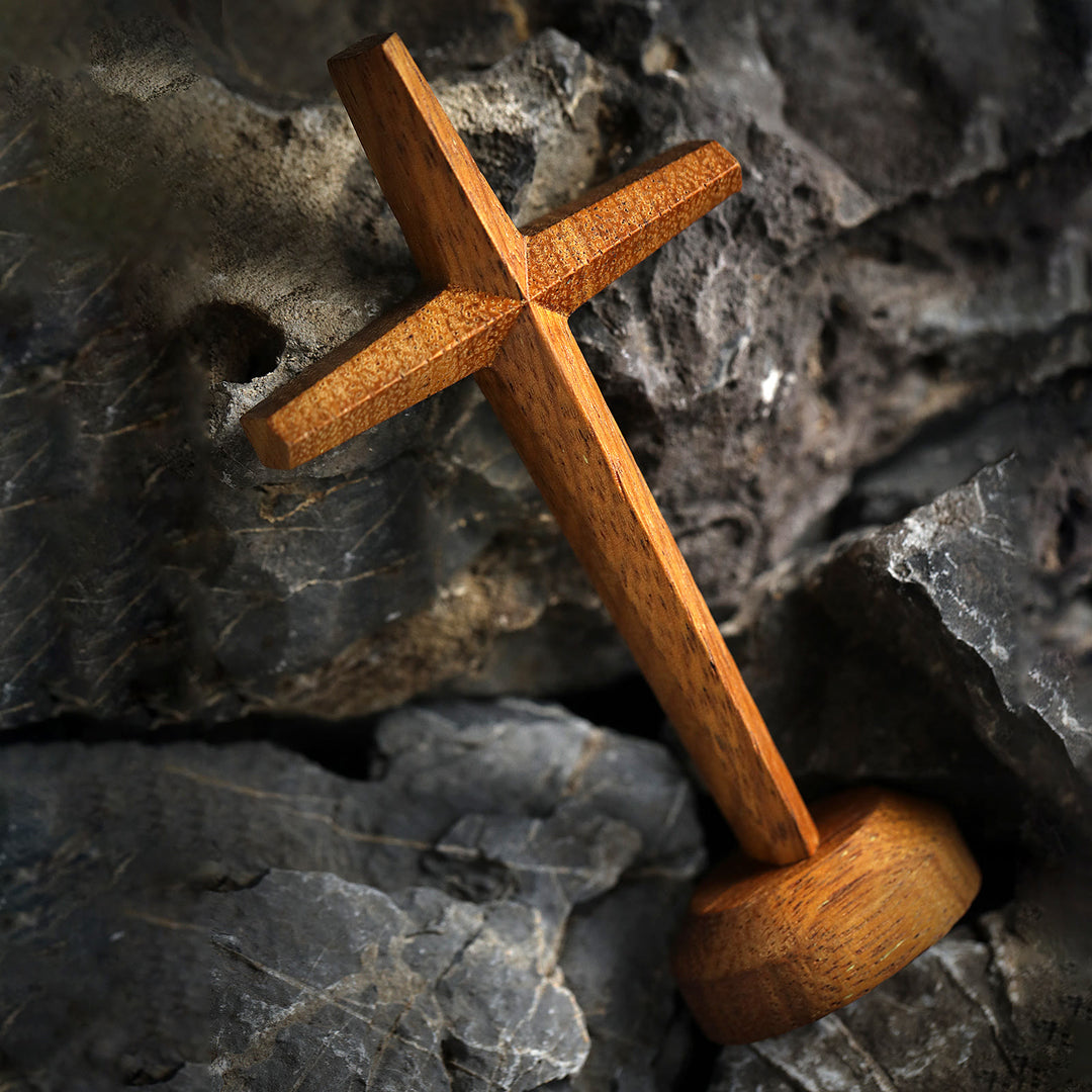 Christianartworkshop Croce Merbau rustico-moderna su supporto: un simbolo silenzioso di benedizione - image 0