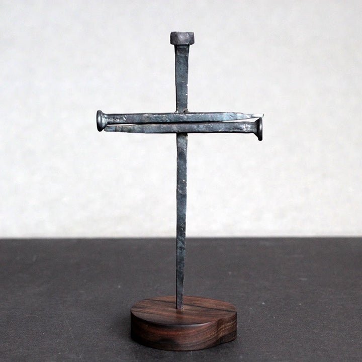 Christianartworkshop Crocifisso forgiato con chiodi e base in ebano: un pesante ricordo del sacrificio - Croce del chiodo - image 0