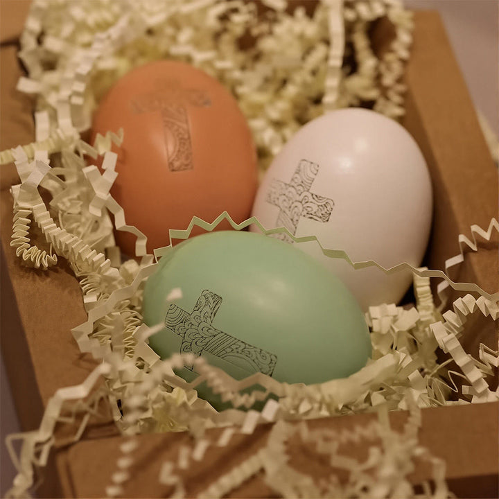 Decorazione per uova di Pasqua con motivo a croce di Christianartworkshop: promemoria di fede e speranza per gli spazi - Set di 3 - image 0
