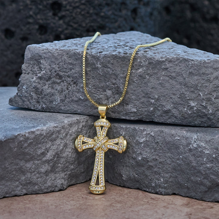 Collana con croce in rame e zirconi con nodo di Christianartworkshop: promemoria di fede e splendore da indossare ogni giorno - image 1
