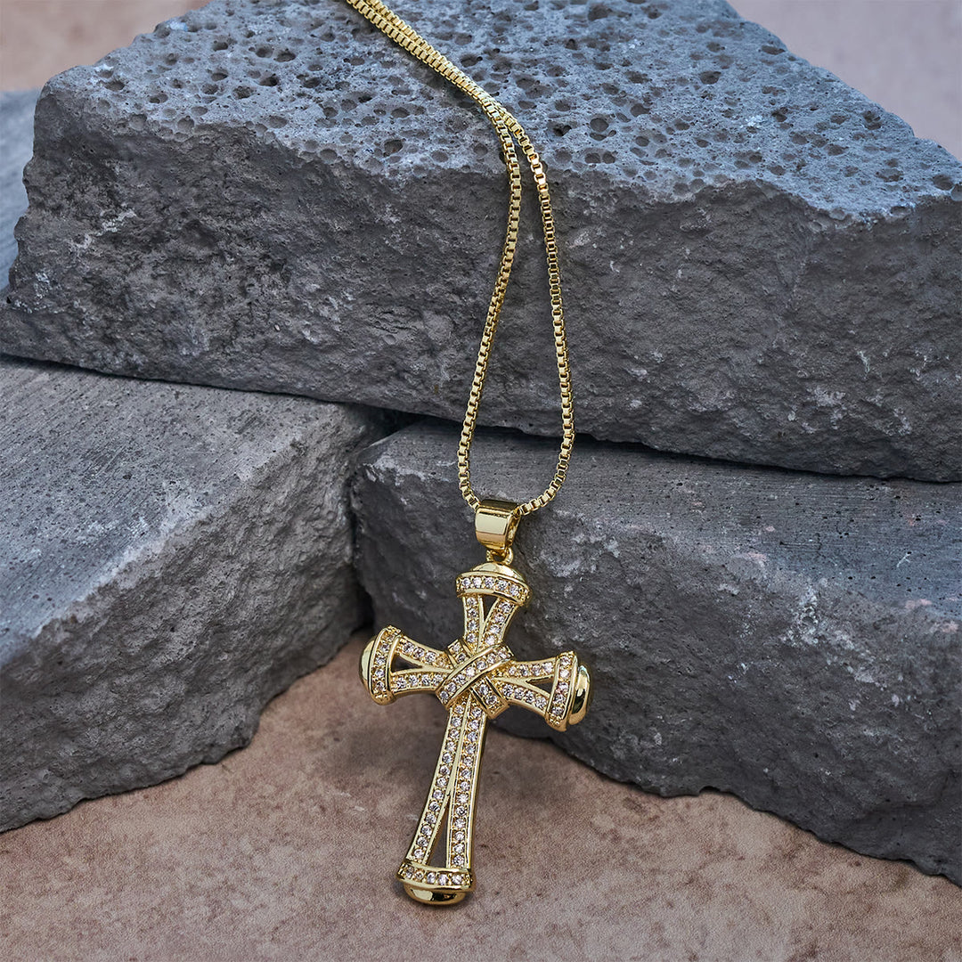 Collana con croce in rame e zirconi con nodo di Christianartworkshop: promemoria di fede e splendore da indossare ogni giorno - D'oro - image 0