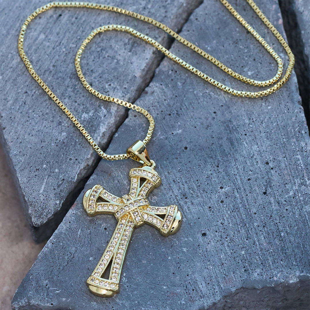 Collana con croce in rame e zirconi con nodo di Christianartworkshop: promemoria di fede e splendore da indossare ogni giorno - image 2