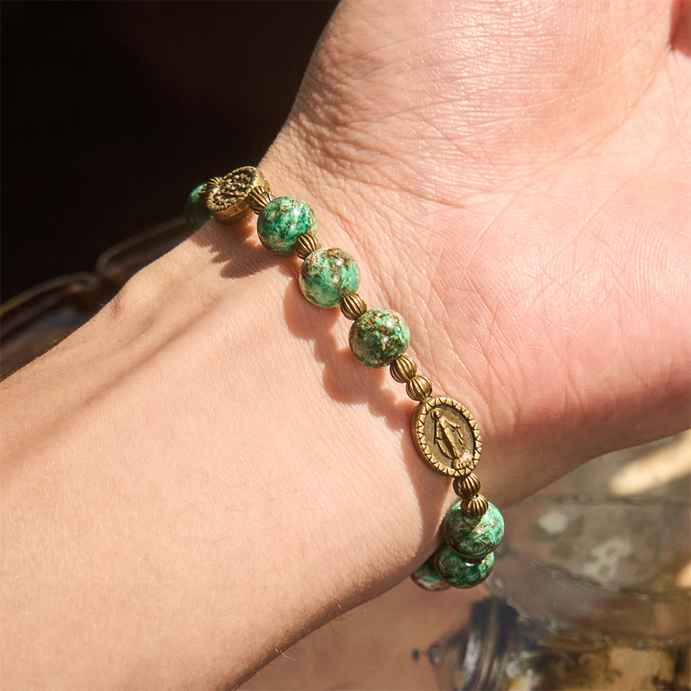 Christianartworkshop Bracciale vintage in vetro rosso verde con medaglia miracolosa: promemoria di fede e grazia da indossare ogni giorno - image 1