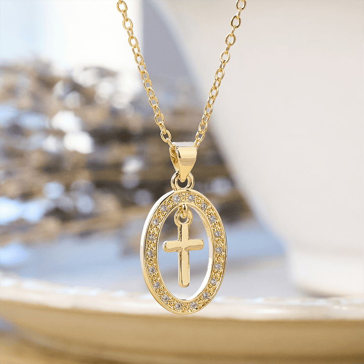 Christianartworkshop Croce e collana ovale scintillante: silenziosi promemoria del suo amore - Croce ovale - image 0
